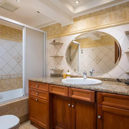 Christine Pefkos Pefki