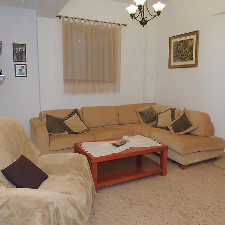 Gospodarstwo wiejskie Christine Pefkos *